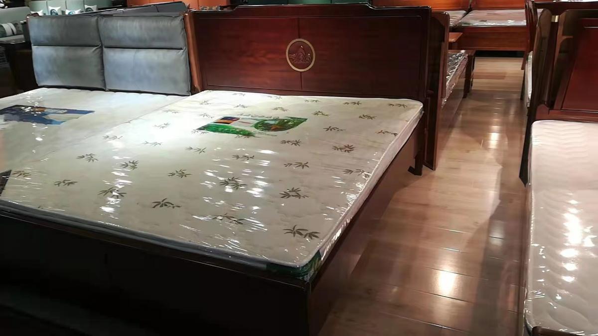 新中式款红檀木。床无床箱架子床，松木铺板25mm厚
